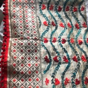 Beautiful wrap that can also be used as a throw.